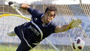 <b>OBSERVADO. </b>El chileno Claudio Bravo está muy afianzando en la portería de la Real Sociedad y de su selección.