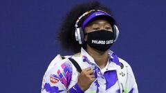 Naomi Osaka entra a la pista con una mascarilla reivindicativa antes de su partido de semifinales del US Open 2020.