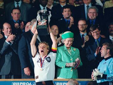 El capitan alemán Jurgen Klinsmann levanta la Eurocopa 1996 ante la Reina Isabel II. 


