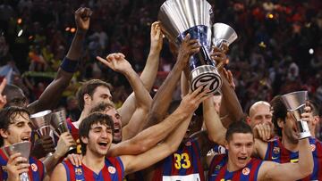 Regal FC Barcelona's players celebrate after defeating Olympiacos Piraeus to win the Euroleague Basketball Final Four final game in Paris May 9, 2010. REUTERS/Marko Djurica (FRANCE - Tags: SPORT BASKETBALL)