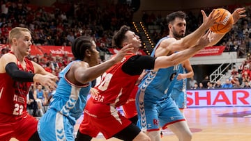 MURCIA, 16/11/2024.- El alero letón de UCAM Murcia Rodions Kurucs (2d) intenta robar el balón al alero del Río Breogán Eric Vila (d), durante el partido de la octava jornada de la Liga Endesa que se está disputando este sábado en el Palacio de los Deportes de Murcia. EFE/Marcial Guillén