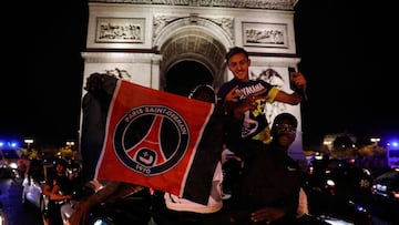 Paris Saint-Germain supporters celebrate their team's 3-0 win over RB Leipzig at the Champs-Elysees Avenue near the Arc de Triomphe in Paris on late August 18, 2020 following the UEFA Champions League semi-final football match between Leipzig and Par