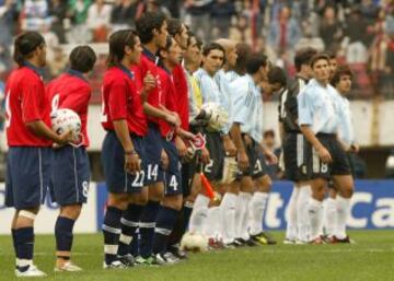 Héctor Tapia defendió a la selección chilena en 14 partidos y anotó tres goles. Aquí en el 2-2 con Argentina el 2003 en Buenos Aires.