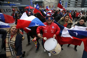 La Marea Roja conformada por la colonia chilena en Suecia, llegó en masa hasta el Friends Arena de Estocolmo para apoyar a La Roja.