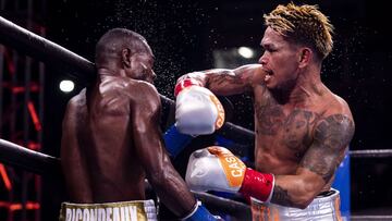 John Riel Casimero golpea a Guillermo Rigondeaux durante su combate.