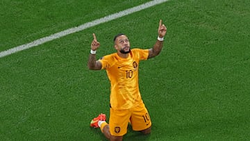 Netherlands' forward #10 Memphis Depay celebrates scoring his team's first goal during the Qatar 2022 World Cup round of 16 football match between the Netherlands and USA at Khalifa International Stadium in Doha on December 3, 2022. (Photo by Giuseppe CACACE / AFP)