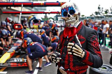 El Mundial de F1 ha llegado a México el fin de semana previo a la cita más terrorífica del año: el Día de los Muertos. Un ambiente que invade todo con disfraces y que incluso llega al garaje de Red Bull mientras se practica un pit-stop. Un lugar muy apropiado porque el terror del Gran Circo son los energéticos, con 17 victorias.