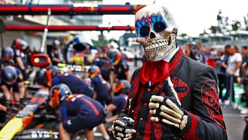 El Mundial de F1 ha llegado a México el fin de semana previo a la cita más terrorífica del año: el Día de los Muertos. Un ambiente que invade todo con disfraces y que incluso llega al garaje de Red Bull mientras se practica un pit-stop. Un lugar muy apropiado porque el terror del Gran Circo son los energéticos, con 17 victorias.
