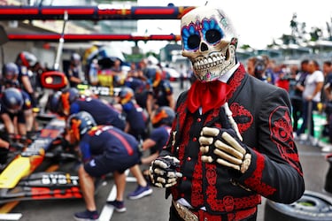 El Mundial de F1 ha llegado a México el fin de semana previo a la cita más terrorífica del año: el Día de los Muertos. Un ambiente que invade todo con disfraces y que incluso llega al garaje de Red Bull mientras se practica un pit-stop. Un lugar muy apropiado porque el terror del Gran Circo son los energéticos, con 17 victorias.