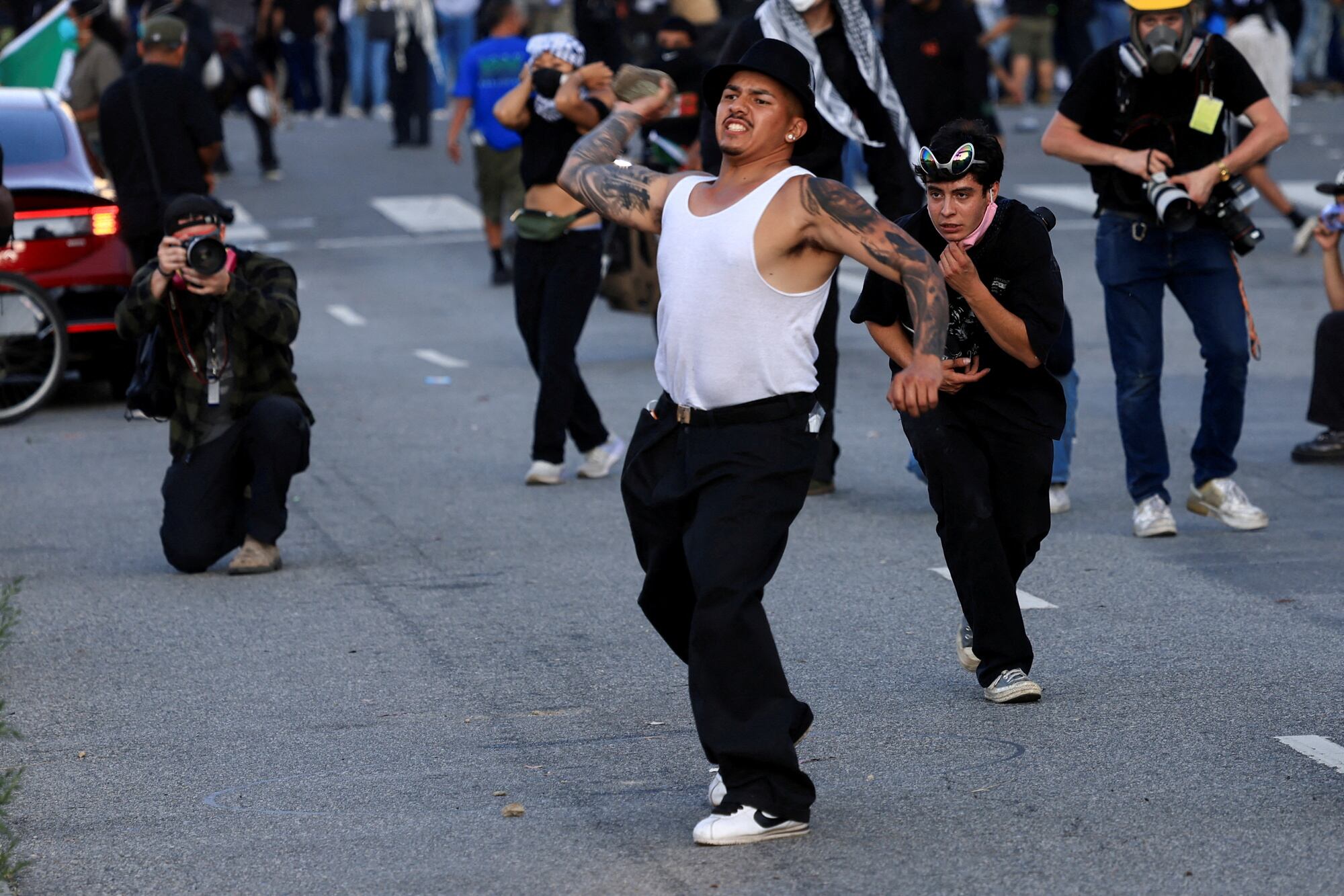 Manifestantes lanzan piedras a las patrullas durante las protestas en Los Ángeles