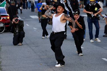 Un manifestante lanza una piedra durante una protesta contra las redadas federales de inmigración, en el centro de Los Ángeles.