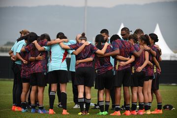 El equipo de Carlos Paniagua volvió a prácticas tras debutar con derrota en el Mundial Femenino Sub 17. El sábado enfrentará a China.
