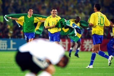 Recordado en España porque llegó al Deportivo de la Coruña junto a Djalminha, aunque el delantero centro no tuvo el mismo nivel que este último. En la Copa del Mundo de Fútbol de 2002 celebrada en Corea del Sur y Japón jugó únicamente dos partidos en los que no consiguió anotar ningún gol. Hay que aclarar que el delantero titular de Brasil de ese Mundial era O fenômeno.