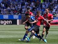 VITORIA-GASTEIZ, 25/04/2026.- El defensa del Mallorca Pablo Maffeo (c) lucha por el balón con el centrocampista del Deportivo Alavés Youssef Enriquez Lekhedim durante el partido de LaLiga contra el Mallorca, celebrado este sábado, en el estadio de Mendízorrotza. EFE/Adrian Ruiz Hierro