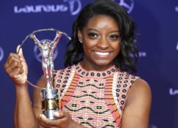 La gimnasta estadounidense Simone Biles posa con el premio a la 'Mejor Deportista del Año' que le fue concedido durante los Premios Laureus en Mónaco