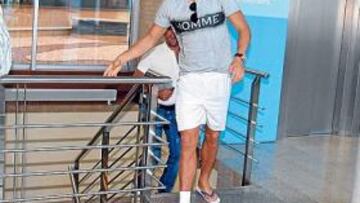 <b>COJEANDO. </b>Cristiano llegó al Hospital Sanitas La Moraleja con un vendaje en su tobillo derecho.