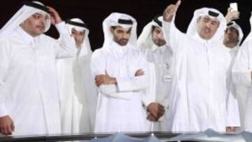 El Comit&eacute; del Mundial de Qatar con su l&iacute;der, el jeque Hamad bin Jalifa Al Thani (en el centro, con el brazo levantado).
 