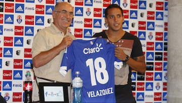 13 de Febrero de 20137SANTIAGO
 Jos&eacute; Yuraszeck presento esta tarde al nuevo refuerzo de Universidad de Chile, al defensa argentino Sergio Vel&aacute;squez quien ya debuto en el partido contra Deportivo Lara.
 FOTO:ARIEL MORALES/AGENCIAUNO