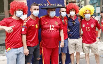 Ambiente de fiesta entre los seguidores de España y Polonia