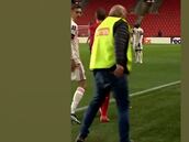 Dos minutos de partido y se lleva el protagonismo: el 'trágame tierra' de este recogepelotas