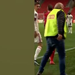 Dos minutos de partido y se lleva el protagonismo: el 'trágame tierra' de este recogepelotas