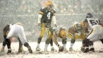 Brett Favre en un partido de playoff en Lambeau Field. El mito tambi&eacute;n era el rey bajo la nieve.