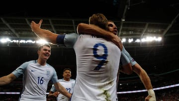 Harry Keane festeja un gol con su selección.