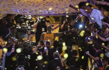 El hecho se produjo el 13 de abril de 2016, en Los Ángeles, en un duelo de los Lakers frente a Utah. Recuento gentileza de El País.