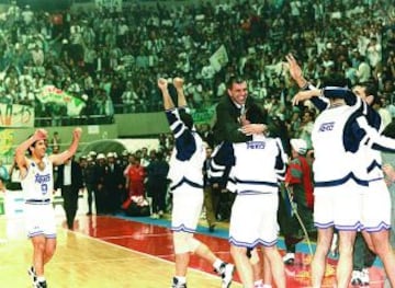 El banquillo celebra la victoria en la final del 13 de abril de 1995.