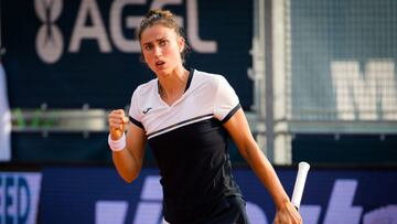 Sara Sorribes celebra un punto durante un partido en el Torneo de Praga.