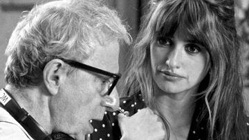 Pen&eacute;lope Cruz mirando a Woody Allen durante un rodaje.