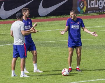 Simeone mantuvo una larga charla con Saúl y Koke.