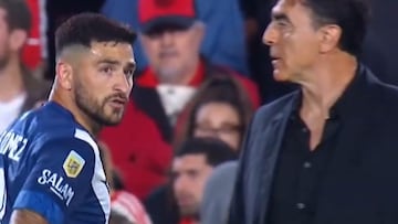 Quinteros recibe insulto de uno de sus jugadores: la imagen está dando la vuelta al mundo
