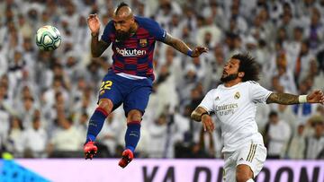 Barcelona&#039;s Chilean midfielder Arturo Vidal (L) heads the ball next to Real Madrid&#039;s Brazilian defender Marcelo during the Spanish League football match between Real Madrid and Barcelona at the Santiago Bernabeu stadium in Madrid on March 1, 2020. (Photo by GABRIEL BOUYS / AFP)