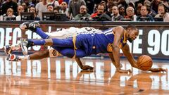 Kevin Durant pelea por un bal&oacute;n en el suelo con E&#039;Twaun Moore, antes de ser expulsado junto a DeMarcus Cousins.