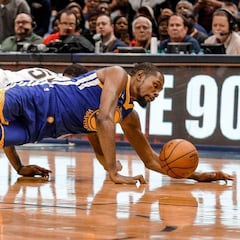 Durant es expulsado por 3ª vez, Curry acaba en muletas y otro dato histórico para los Warriors