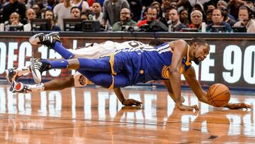 Kevin Durant pelea por un balón en el suelo con E'Twaun Moore, antes de ser expulsado junto a DeMarcus Cousins.