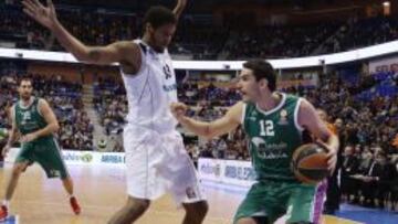 Trey Thompkins ante Carlos Suárez durante está edición de la Euroliga.