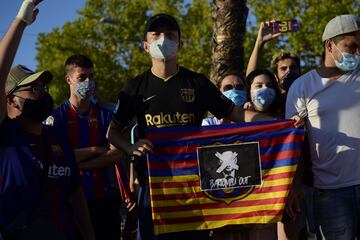 Los aficionados del FC Barcelona se manifestaron en las puertas del club.