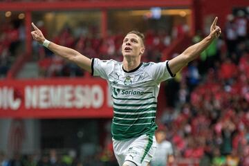 Mucho se habló del campeón de goleo, Djaniny Tavares, pero el hombre gol de la final fue Julio Furch. El atacante argentino marcó dos de los tres goles de la serie por el campeonato que permitieron a los ‘Guerreros’ hacerse con el campeonato de este Clausura 2018. Primero lo hizo para darle la vuelta al partido de ida y más tarde lo hizo en el compromiso de vuelta para ampliar la ventaja de su equipo. 