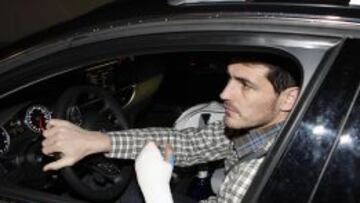 Casillas lleg&oacute; al hospital conduciendo su propio coche y con un fuerte vendaje en la mano lesionada.