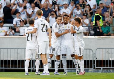 Tras varios avisos seguidos, el Real Madrid derrumba la puerta del gol. Gran testarazo el que enganchó Militao, para crear una parábola perfecta y superar a Stejskal.