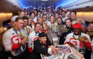 Selfi de los medallistas del equipo de Gran Bretaña junto a una azapata de British Airways en el vuelo de vuelta a su país.