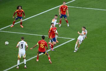 1-1. Centro al segundo palo, cabecea Kimmich hacia atrás y Florian Wirtz, libre de marca, remata cruzado, el balón toca en el palo y entra en la portería de Unai Simón.