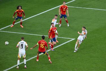 1-1. Centro al segundo palo, cabecea Kimmich hacia atrás y Florian Wirtz, libre de marca, remata cruzado, el balón toca en el palo y entra en la portería de Unai Simón.
