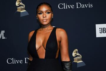 Janelle Monae, cantante, productora y actriz estadounidense, posa durante la alfombra roja de la pre gala de los Premios Grammy 2023.