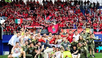 Jugadores y cuerpo técnico del Mirandés celebran con sus aficionados el triunfo en Ipurua.