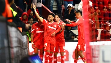 MEX7664. TOLUCA (MÉXICO), 03/02/2024.- Ernesto Vega (c) del Toluca celebra un gol anotado al León hoy, durante un juego por la quinta jornada del torneo Clausura 2024 de la Liga MX celebrado en el estadio Nemesio Diez en Toluca (México). EFE/Alex Cruz