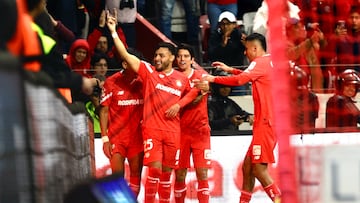 MEX7664. TOLUCA (MÉXICO), 03/02/2024.- Ernesto Vega (c) del Toluca celebra un gol anotado al León hoy, durante un juego por la quinta jornada del torneo Clausura 2024 de la Liga MX celebrado en el estadio Nemesio Diez en Toluca (México). EFE/Alex Cruz
