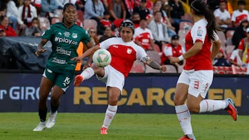 AME9643. BOGOTÁ (COLOMBIA), 14/09/2025.- Viviana Acosta (d) de Santa Fe disputa el balón con Melani Aponza del Cali este domingo, durante el partido de ida de la final de la Liga Femenina de Colombia entre Independiente Santa Fe y Deportivo Cali en el estadio Nemesio Camacho "El Campín" en Bogotá (Colombia). EFE/ Mauricio Dueñas Castañeda